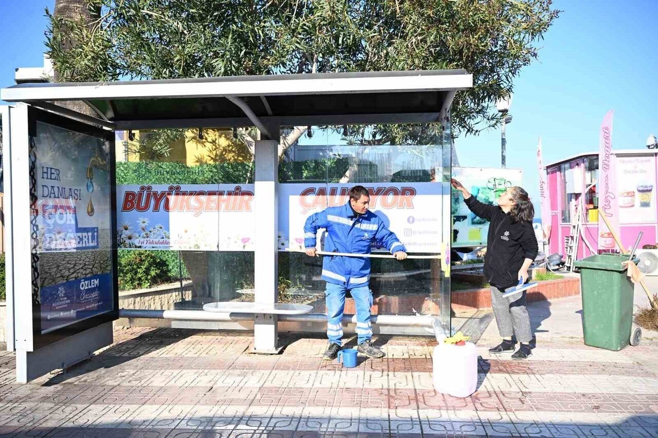 AYDIN BÜYÜKŞEHİR BELEDİYESİ EKİPLERİ, KUŞADASI’NDA CADDE, BULVAR VE OTOBÜS DURAKLARINDA KAPSAMLI...