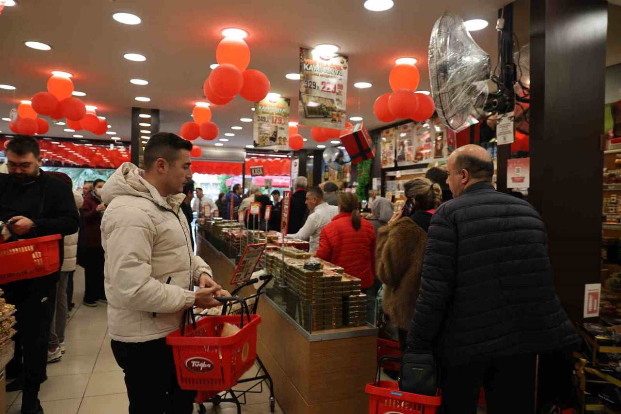 AYDIN’DA VATANDAŞLAR 2025 YILININ SON GÜNÜNDE KURUYEMİŞÇİLERE AKIN ETTİ. MERKEZİ AYDIN’DA BULUNAN...