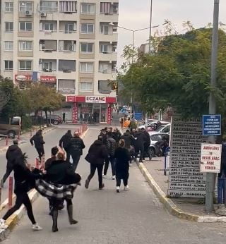 AYDIN DEVLET HASTANESİ ACİL SERVİS BİNASININ BAHÇESİNDE DE BİR GRUP ŞAHIS, HASTANEYE SAĞLIK RAPORU...