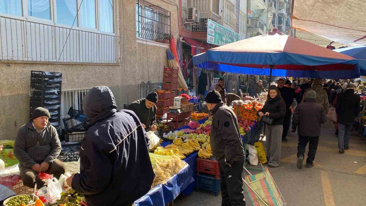 AYDIN’IN EN ESKİ VE EN YOĞUN PAZARLARINDAN BİRİ OLAN SALI PAZARI, YILIN SON HAFTASINDA YİNE...