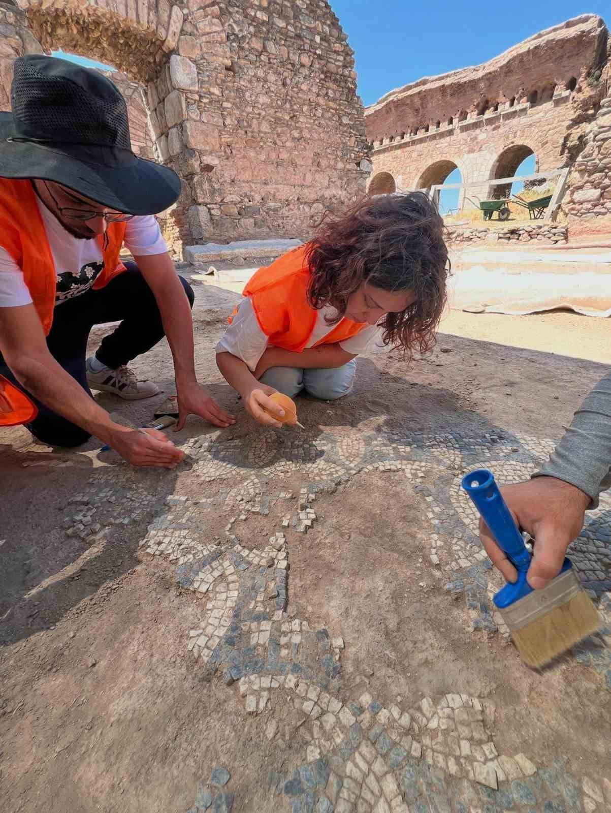 AYDIN’IN İLK YERLEŞİM YERLERİNDEN OLDUĞU DÜŞÜNÜLEN TRALLEİS ANTİK KENTİ’NDE 2025 YILI KAZI...