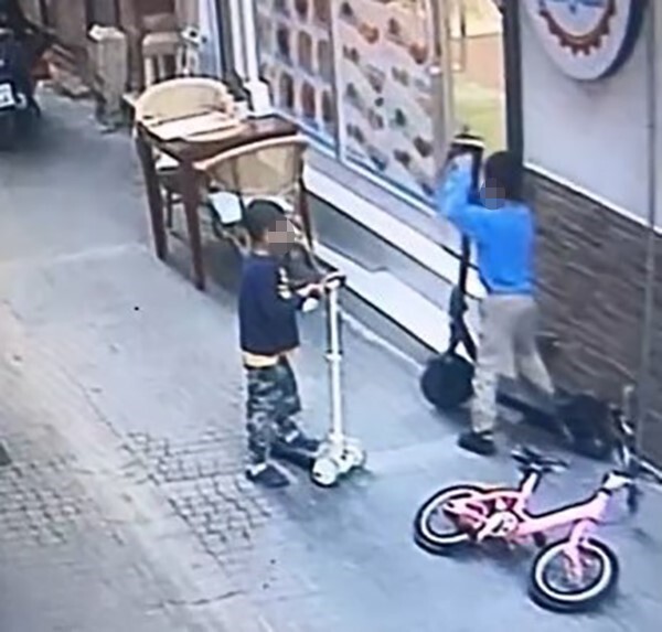 AYDIN’IN KUŞADASI İLÇESİNDE BİR ESNAFA AİT ELEKTRİKLİ SCOOTER, KÜÇÜK YAŞTAKİ İKİ ÇOCUK TARAFINDAN...