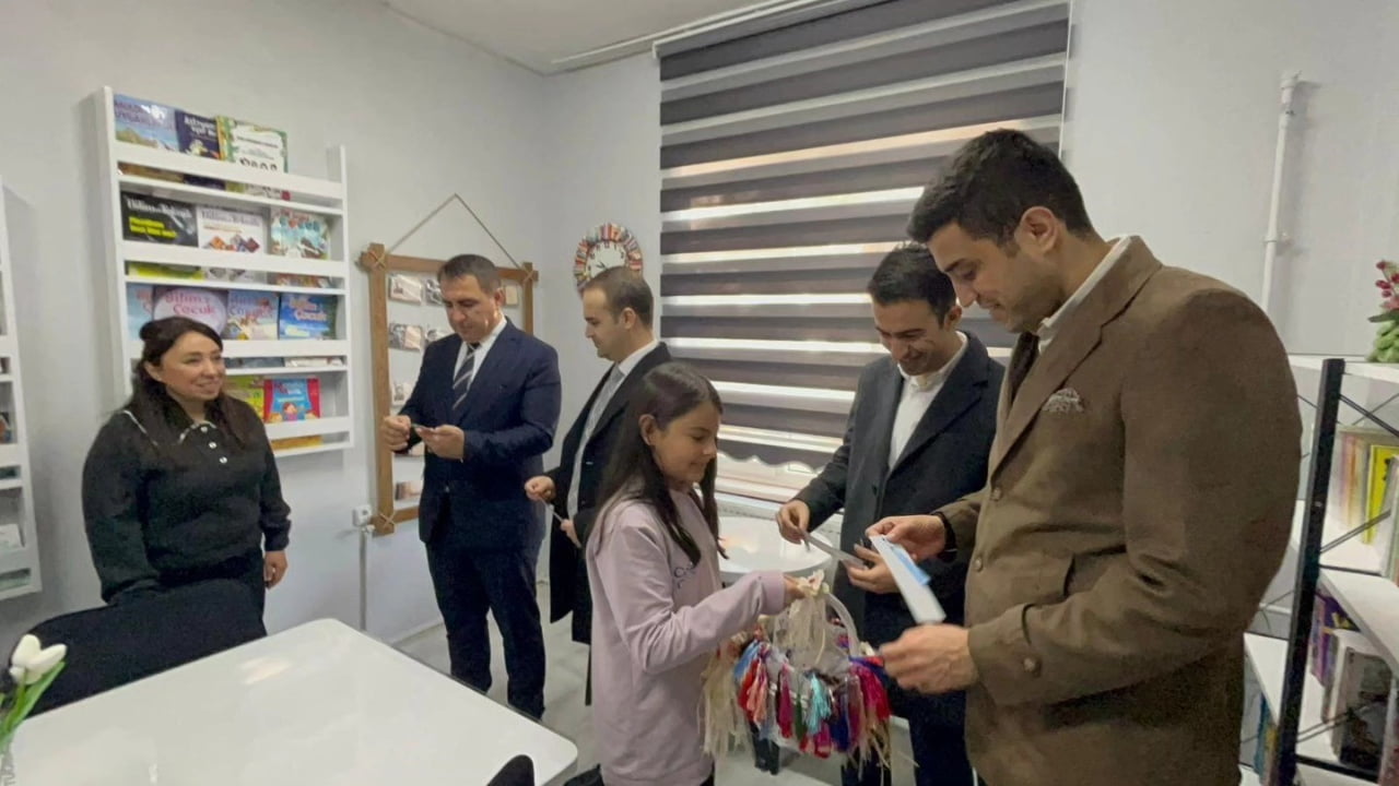 AYDIN’IN NAZİLLİ İLÇESİ YAYLAPINAR MAHALLESİ'NDEKİ İHSAN İZGİ İLKOKULU TÜRKÇE ÖĞRETMENİ GÜLDEREN...