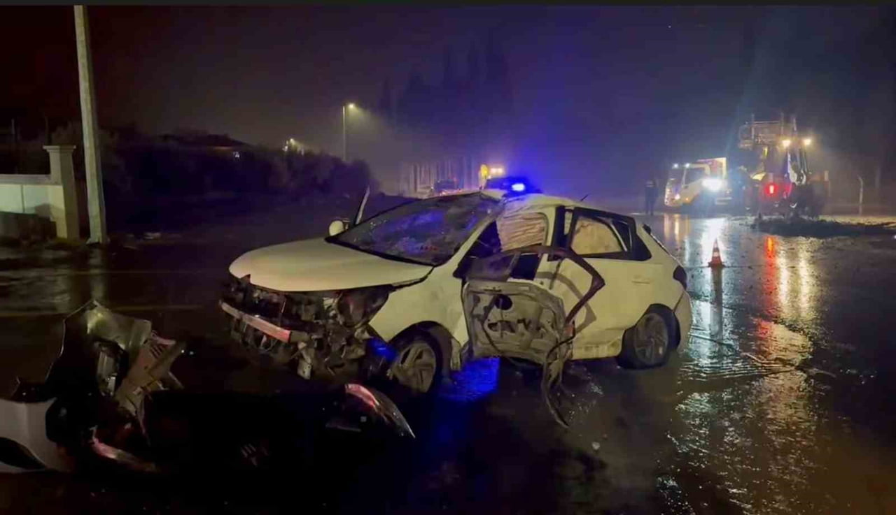 AYDIN’IN SÖKE İLÇESİNDE YAĞIŞLI HAVA NEDENİYLE KAYGANLAŞAN YOLDA KONTROLDEN ÇIKAN OTOMOBİLİN ORTA...