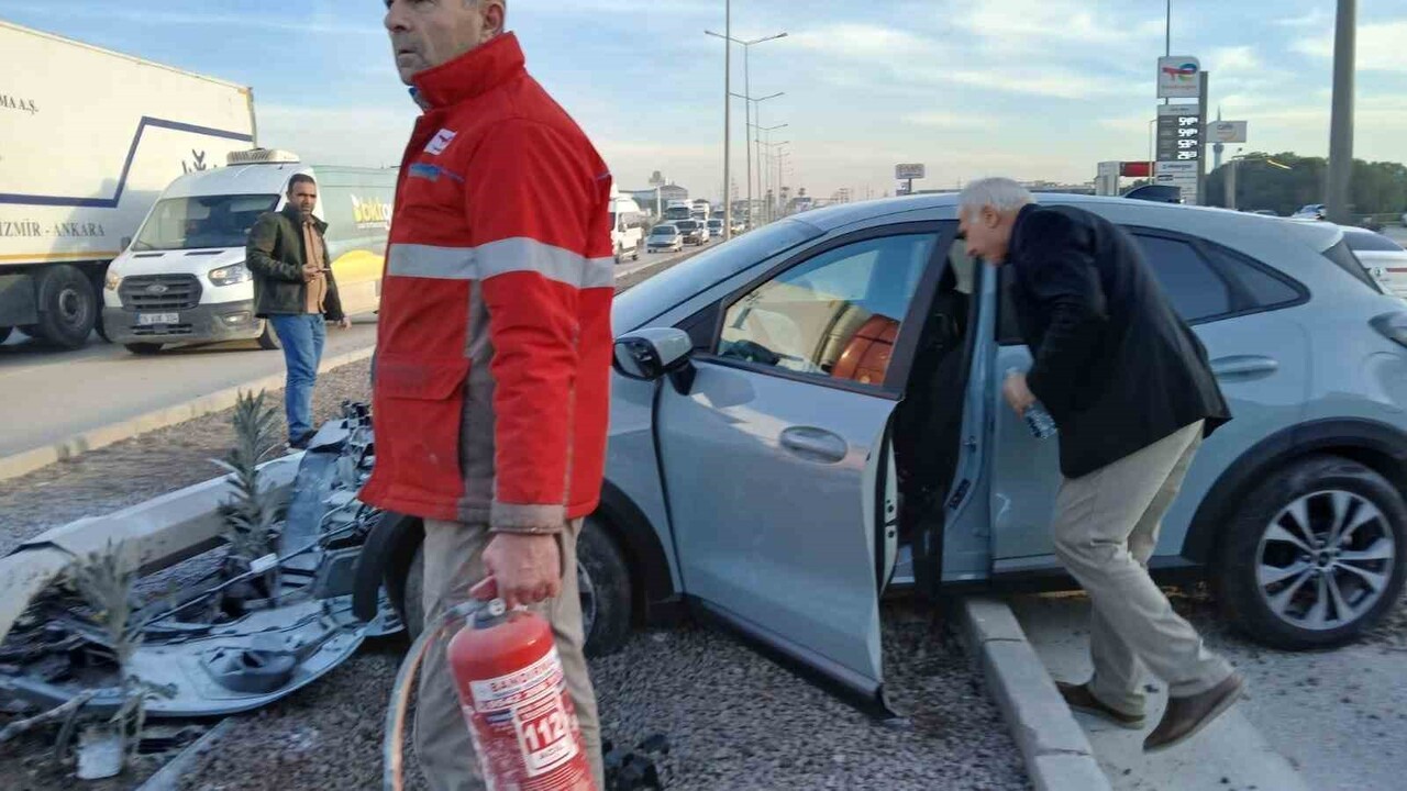 AYDINLATMA DİREĞİNE ÇARPAN ARAÇTA SÜRÜCÜ HAFİF YARALANDI