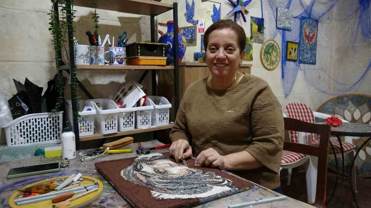 AYŞEGÜL YENER, KENDİSİNİ GELİŞTİREREK AÇTIĞI ATÖLYESİNDE YAPTIĞI TABLOLARI AVRUPA'YA SATMAK İÇİN...