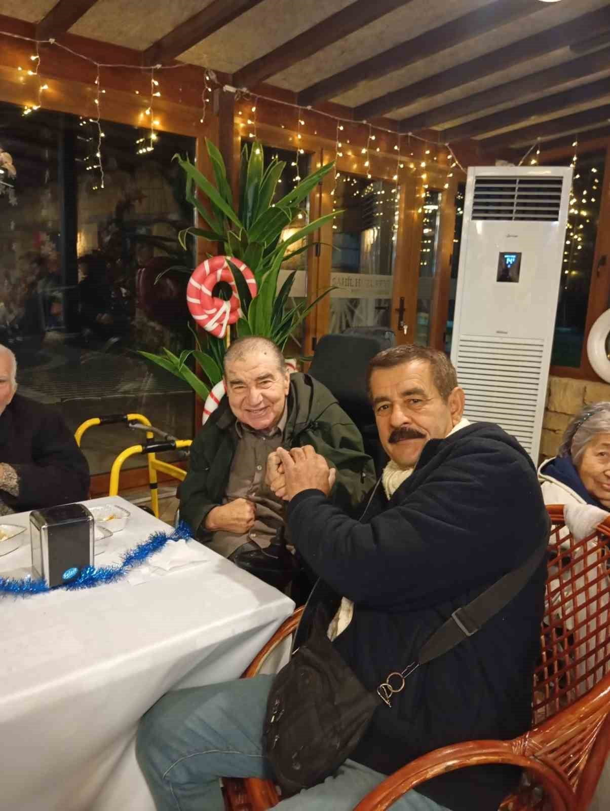 AYVALIKLI SANATÇILAR KOCABIYIK VE ÖZALP’TEN YAŞLILARA ERKEN YENİ YIL KUTLAMASI