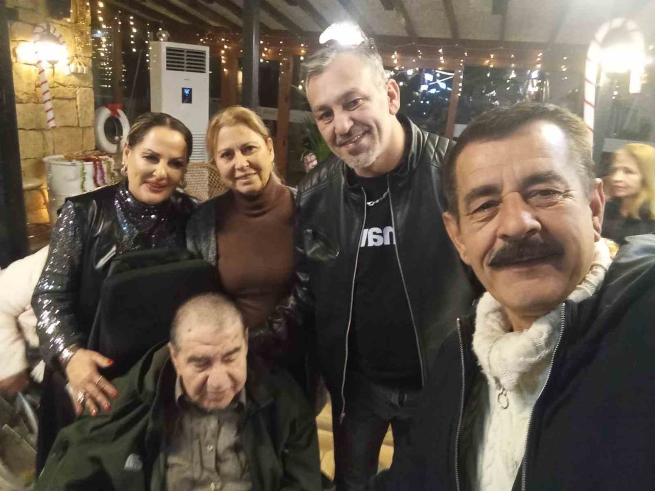 AYVALIKLI SANATÇILAR KOCABIYIK VE ÖZALP’TEN YAŞLILARA ERKEN YENİ YIL KUTLAMASI