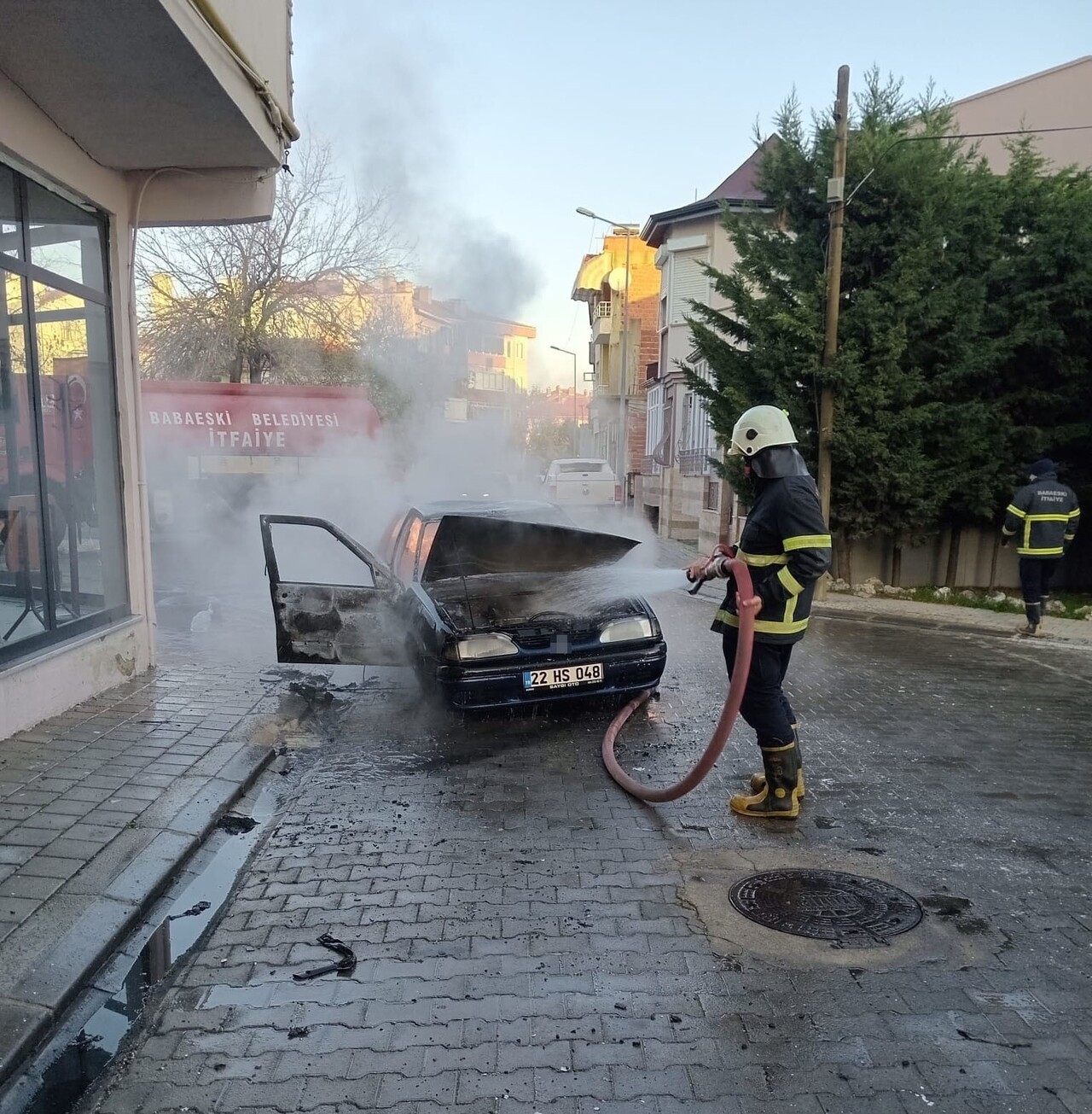 BABAESKİ İLÇESİNDE SEYİR HALİNDEYKEN ÖN KISMI TUTUŞAN OTOMOBİL İTFAİYE EKİPLERİ TARAFINDAN...