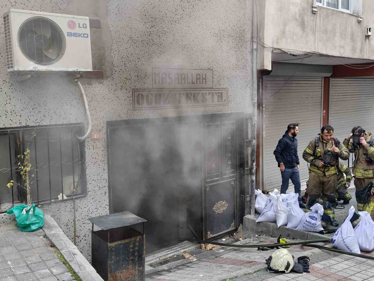 BAĞCILAR'DA 5 KATLI BİR BİNANIN BODRUM KATINDAKİ TEKSTİL ATÖLYESİNDE YANGIN ÇIKTI.