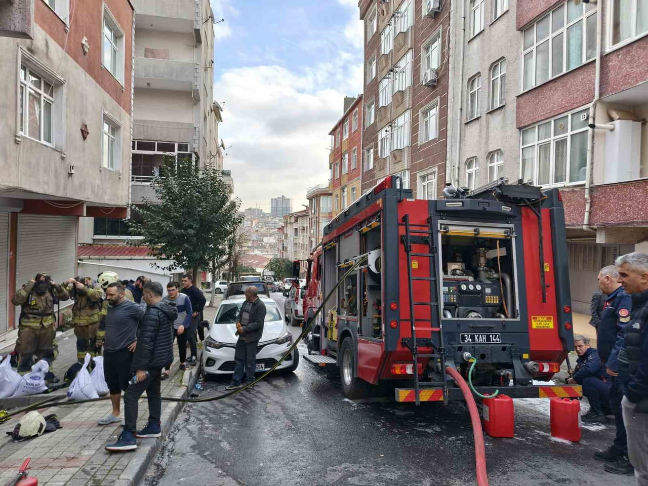 BAĞCILAR'DA 5 KATLI BİR BİNANIN BODRUM KATINDAKİ TEKSTİL ATÖLYESİNDE YANGIN ÇIKTI.
