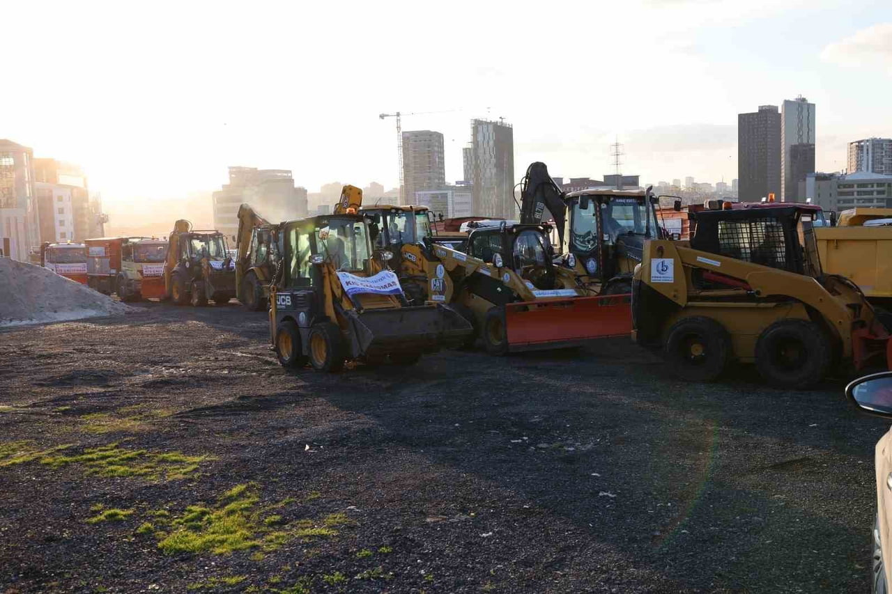 BAĞCILAR BELEDİYESİ, KIŞ AYININ GELMESİYLE OLUŞABİLECEK OLUMSUZLUKLARA KARŞI TÜM ÖNLEMLERİNİ...