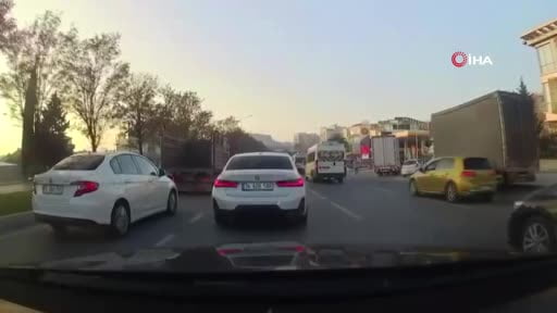 Bakırköy'de korna çalan sürücüyle kavga eden motosikletli kamerada