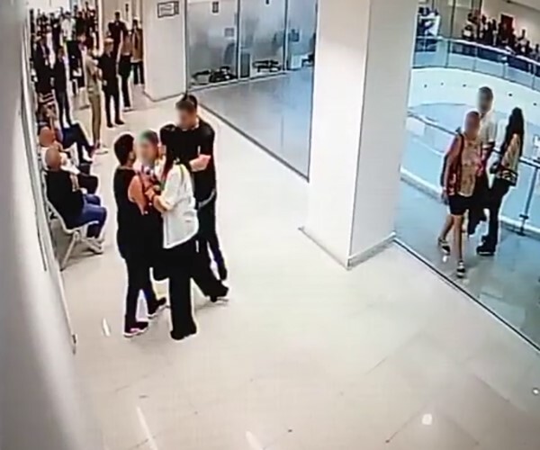 BAKIRKÖY ADLİYESİ'NDE VELAYAT KAVGASI KAMERAYA YANSIDI