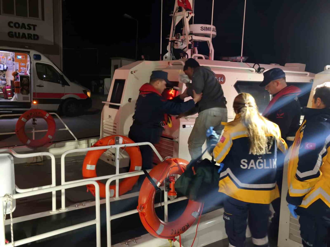 BALIKÇI TEKNESİNDE YARALANAN VATANDAŞA SAHİL GÜVENLİKTEN TIBBİ TAHLİYE