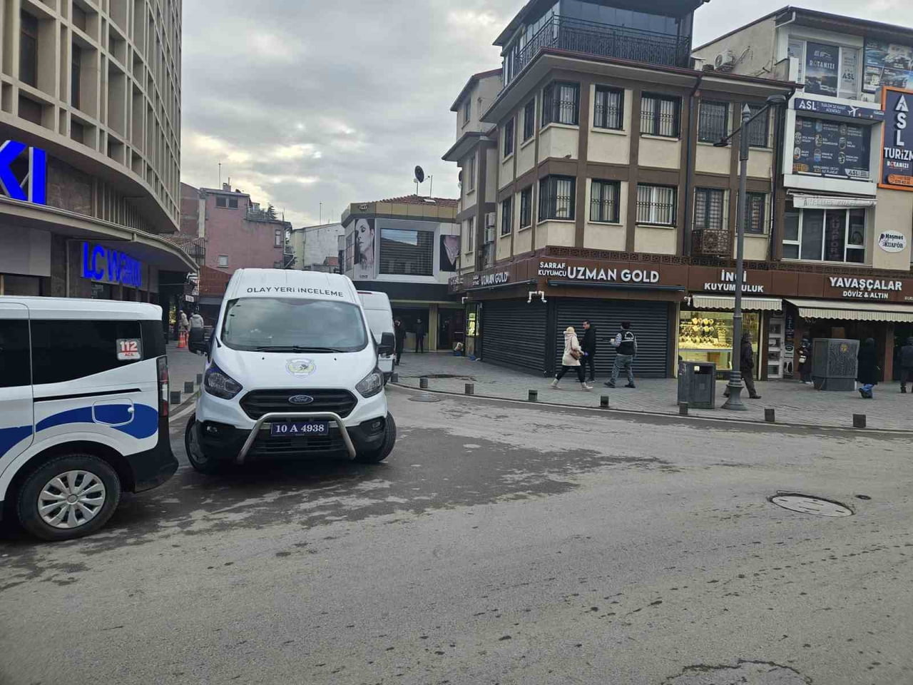 BALIKESİR'DE BİR KUYUMCU KAPALI OLDUĞU SAATLERDE KİMLİĞİ BELİRSİZ KİŞİLERCE...