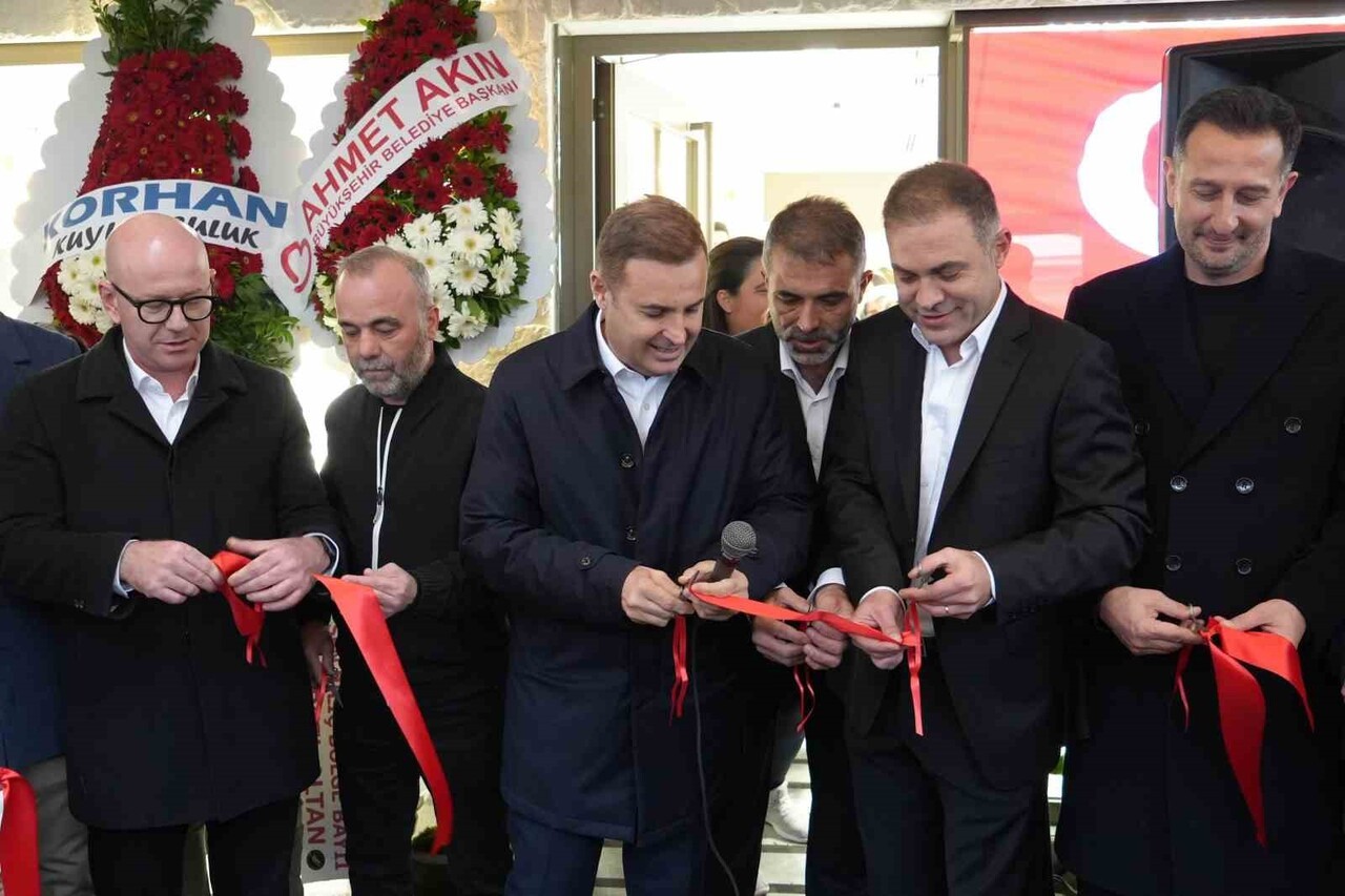 BALIKESİR'DE ŞEHRİN EKONOMİ MERKEZLERİNDEN OLAN KUYUMCULAR ÇARŞISINDA GERÇEKLEŞTİRİLEN BİR...