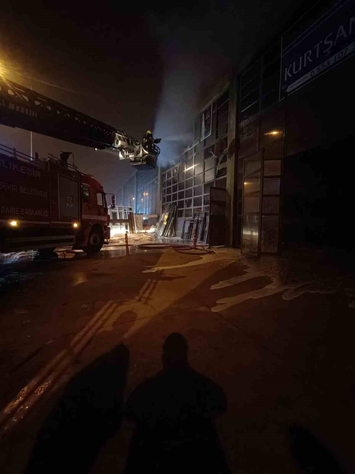 BALIKESİR'İN GÖNEN İLÇESİNDE ÇERÇEVE VE KAPI ÜRETİMİ YAPAN İŞLETMEDE ÇIKAN YANGIN, İTFAİYE...