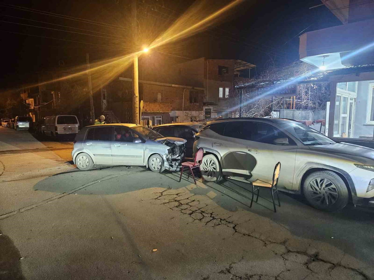 BALIKESİR'İN KARESİ İLÇESİNDE ÜÇ ARACIN KARIŞTIĞI TRAFİK KAZASI MEYDANA GELDİ