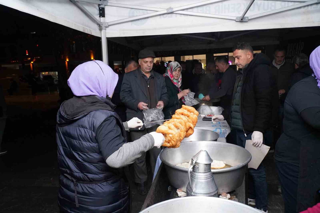 BALIKESİR BÜYÜKŞEHİRDEN 20 İLÇEDE KANDİL İKRAMI
