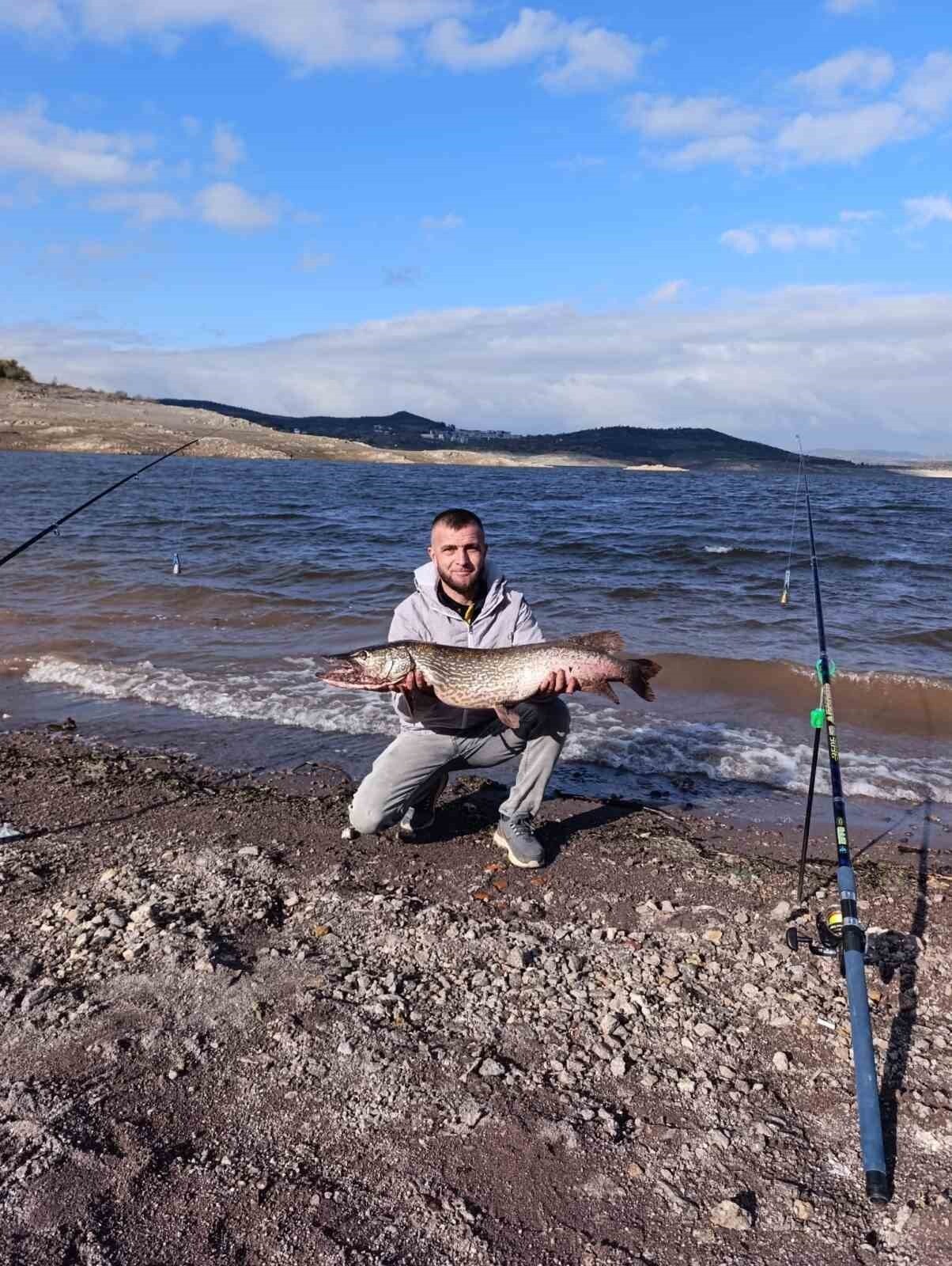 BALIKESİR’İN SINDIRGI İLÇESİNDE BULUNAN ÇAYGÖREN BARAJI’NDA BALIK AVINA ÇIKAN PROFESYONEL OLTA...