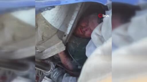 Bariyerlere saplanıp demir yığınına dönen kamyon kabininde can pazarı