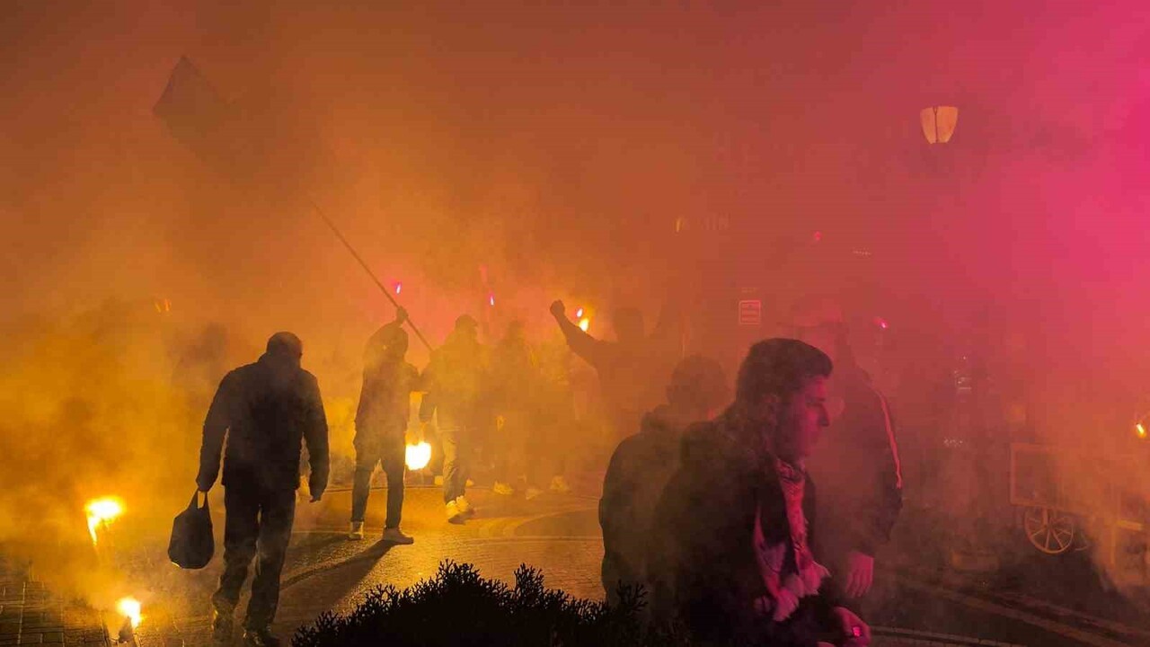 BARTIN'DA FENERBAHÇE-GALATASARAY DERBİSİ ÖNCESİNDE TOPLANAN HER İKİ TAKIMIN TARAFTARLARI HAREKETLİ...