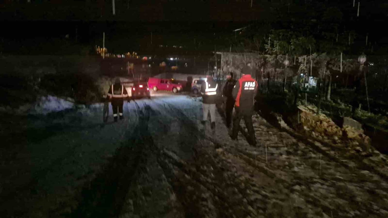 BARTIN'DA KİRALIK EV ARAYAN ÇİFT, ARACIYLA ORMANLIK ALANA GİRİNCE KARA SAPLANDI. ARAÇTA MAHSUR...