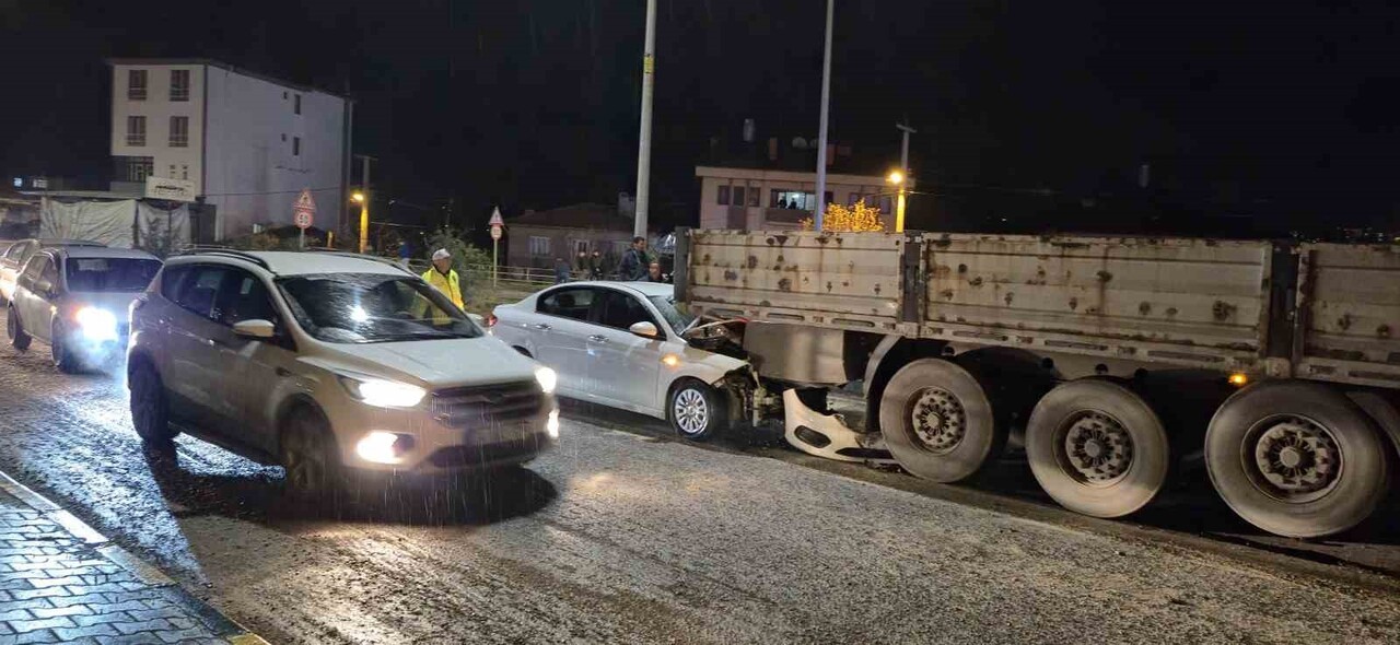 BARTIN'DA OTOMOBİL KIRMIZI IŞIKTA DURAN TIRIN DORSESİNE OK GİBİ SAPLANDI. FECİ KAZADA ÖNCE ARAÇTA...