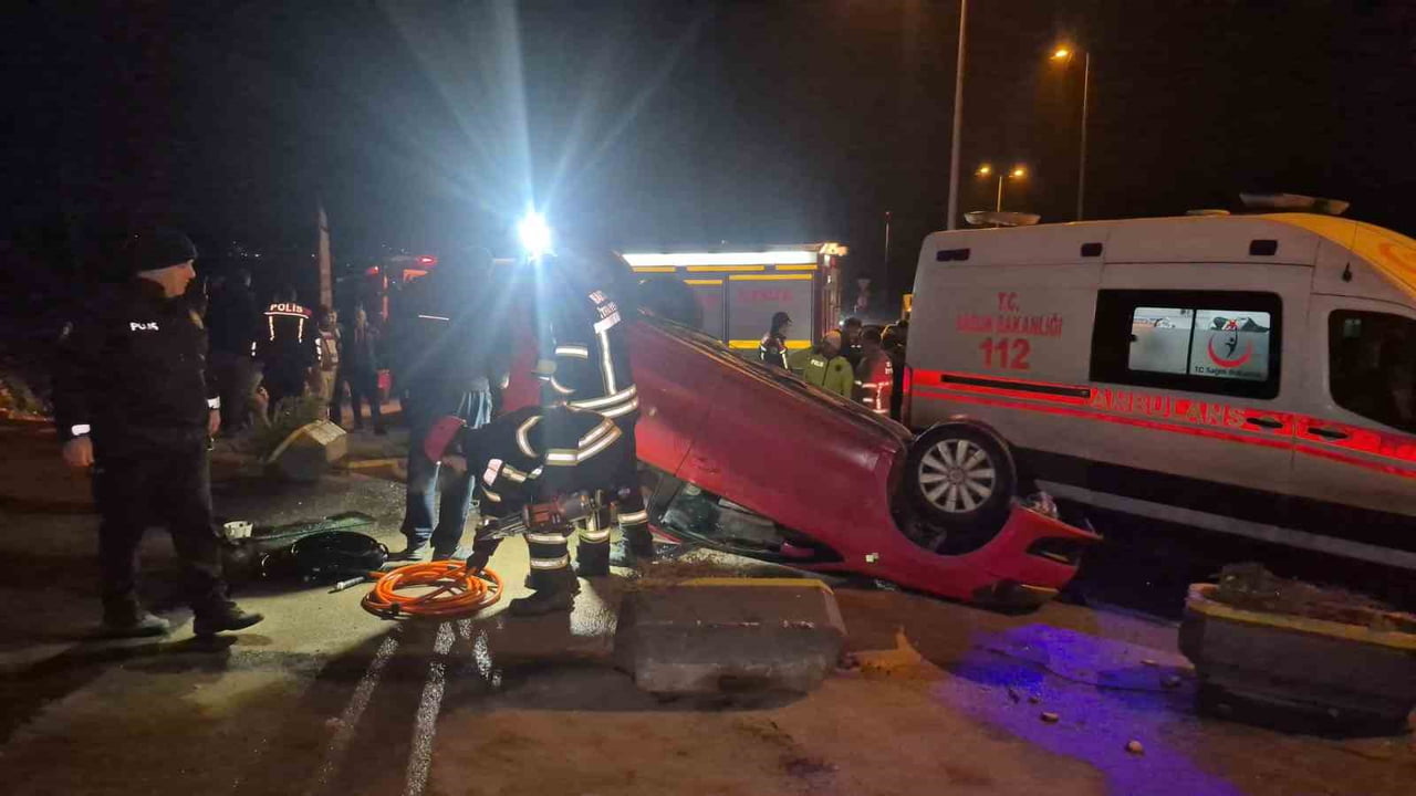 BARTIN'DA POLİSTEN KAÇAN BİR OTOMOBİL TAKLA ATTI. 3 KİŞİNİN YARALANDIĞI KAZADA ARAÇTA SIKIŞAN BİR...