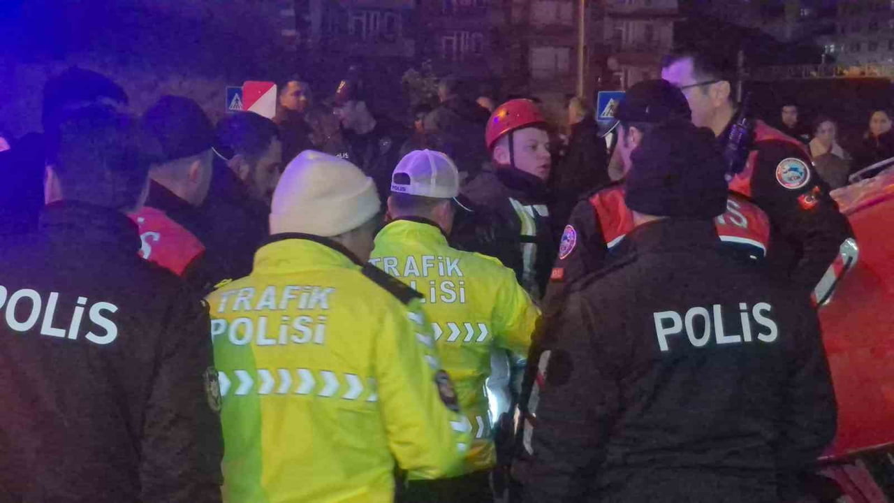 BARTIN'DA POLİSTEN KAÇAN BİR OTOMOBİL TAKLA ATTI. 3 KİŞİNİN YARALANDIĞI KAZADA ARAÇTA SIKIŞAN BİR...