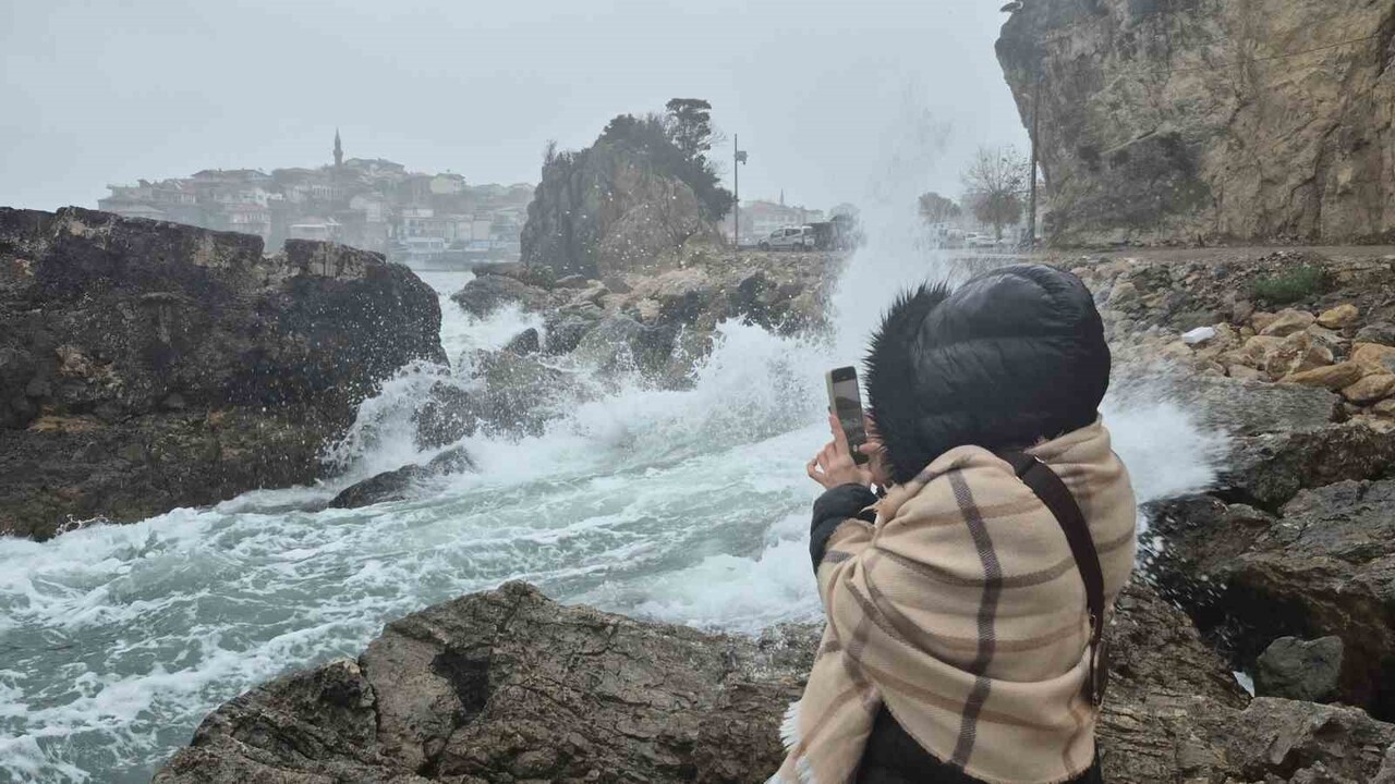 BARTIN'IN AMASRA İLÇESİNDE ŞİDDETLİ RÜZGAR NEDENİYLE KAYALARA ÇARPAN DALGALARIN BOYU 3 METREYİ...