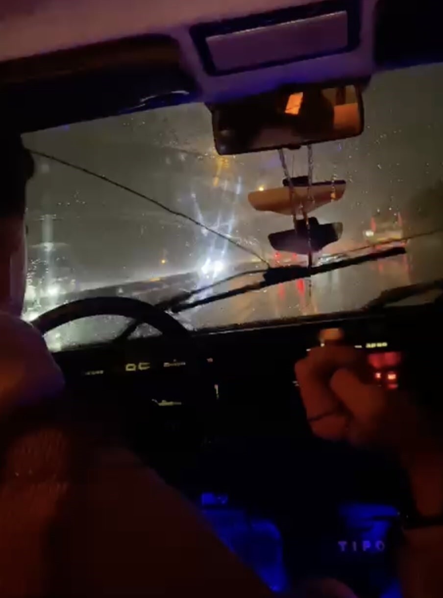 BARTIN’DAN TEKİRDAĞ’IN KAPAKLI İLÇESİNE GİDERKEN SİLECEKLERİ BOZULAN GENÇLER, YAĞMUR ALTINDA...