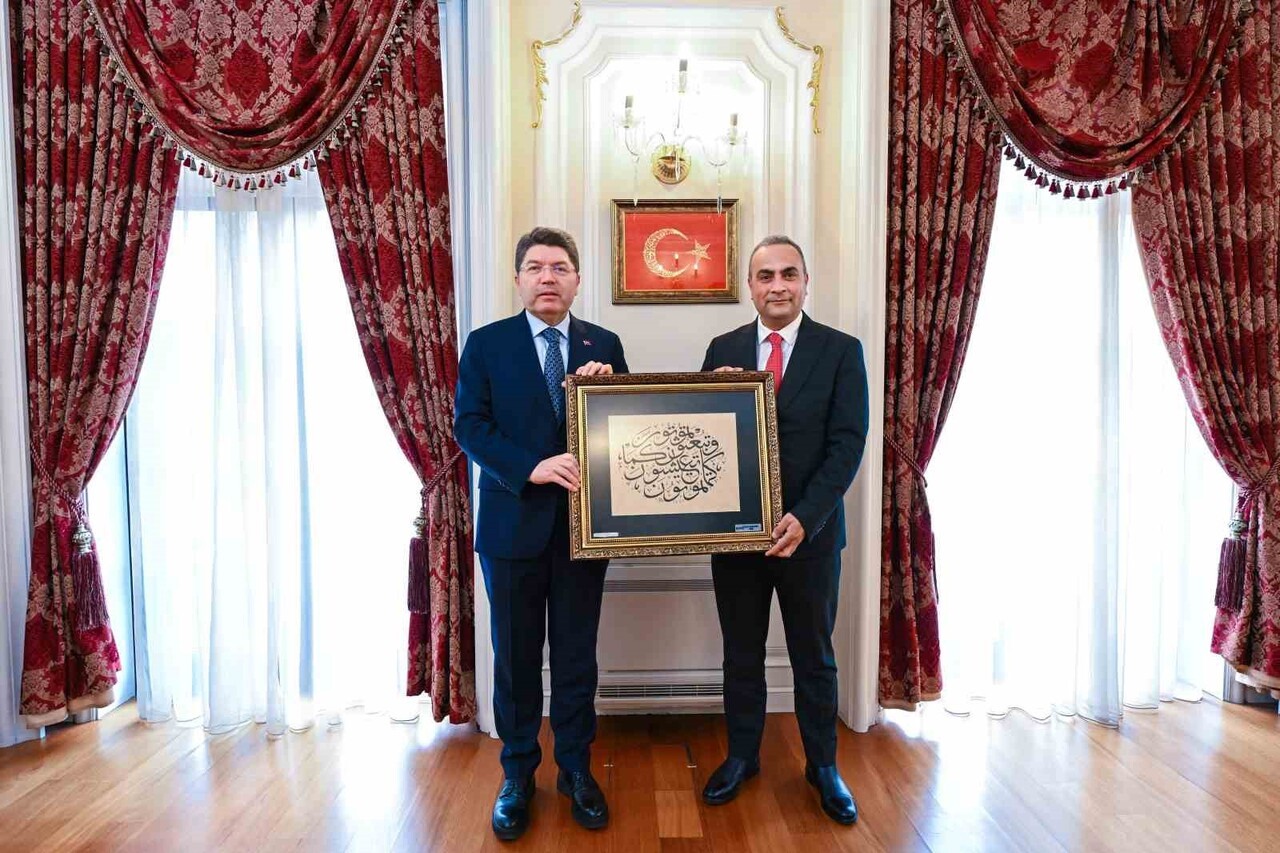 BARTIN ÜNİVERSİTESİ REKTÖRÜ PROF. DR. AHMET AKKAYA, ADALET BAKANI YILMAZ TUNÇ’U MAKAMINDA ZİYARET...