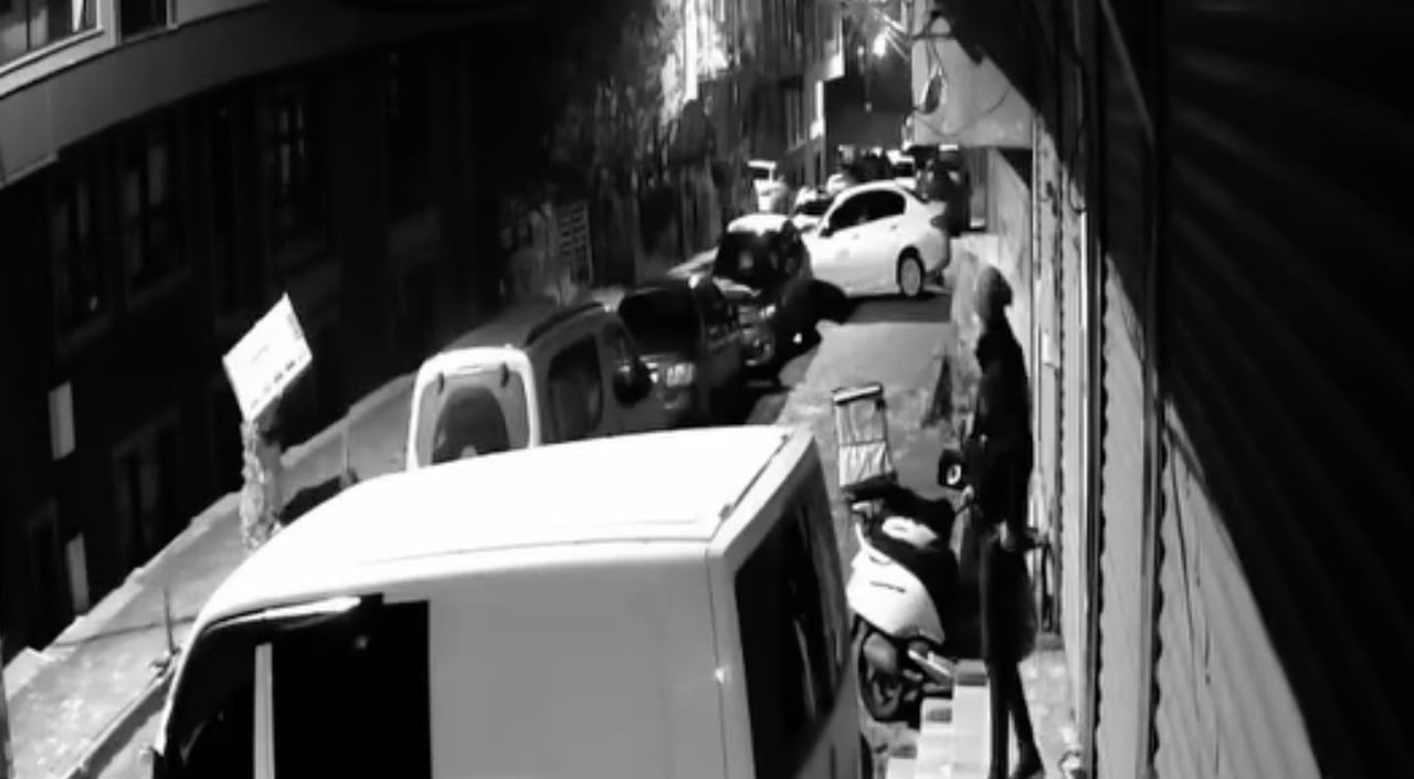 BAŞAKŞEHİR’DE BİR BİNAYA GİREN HIRSIZ, APARTMANIN BODRUM KATINDA BULUNAN ORTAK KULLANIM ALANINDAKİ...