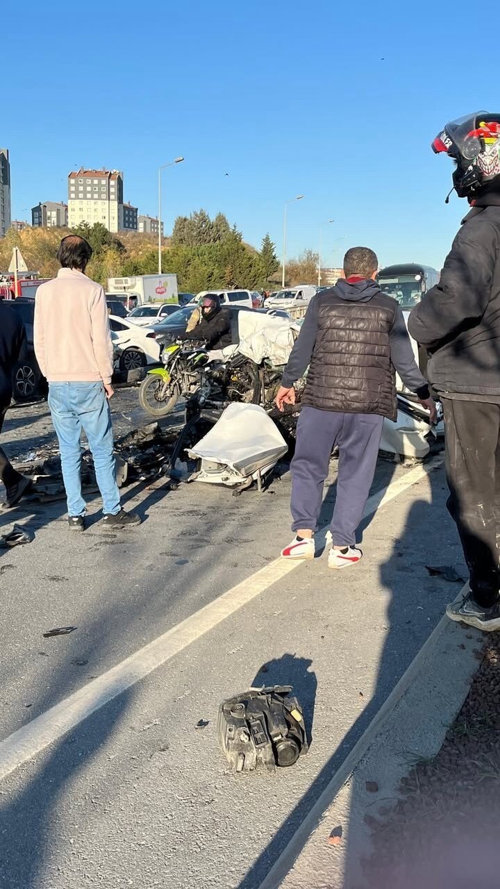 BAŞAKŞEHİR’DE DİREKSİYON HAKİMİYETİNİ KAYBEDEN SÜRÜCÜNÜN ARACI KARŞI ŞERİDE GEÇEREK BAŞKA BİR...