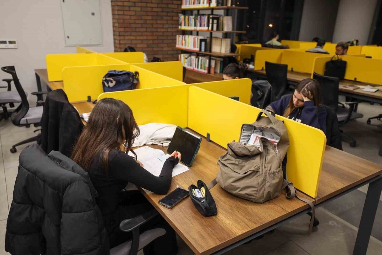 BAŞİSKELE'DE HİZMET VEREN TÜRKİYE YÜZYILI GENÇLİK MERKEZİ, BÜNYESİNDEKİ MODERN KÜTÜPHANE VE...