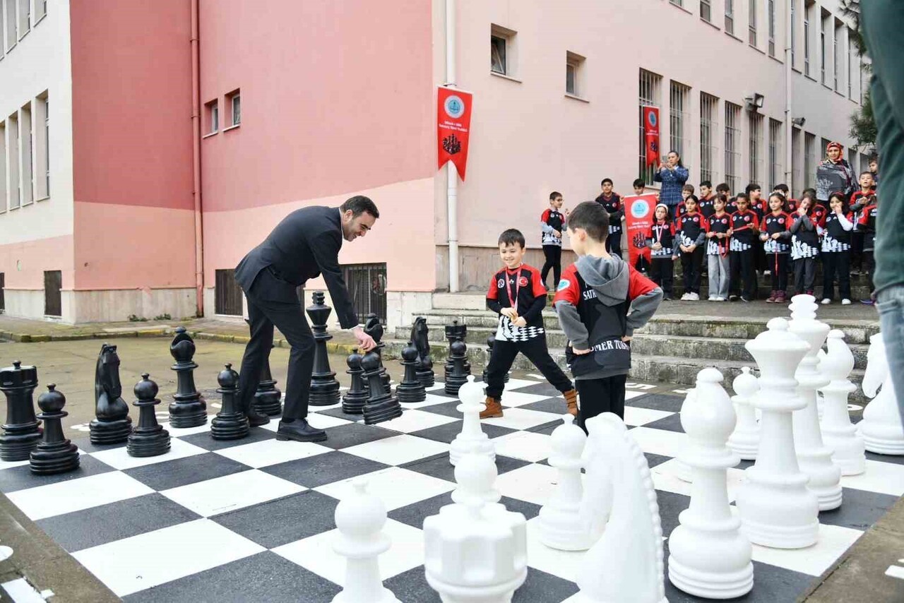 BAŞİSKELE'DEKİ MİSAK-I MİLLİ İLKOKULU BAHÇESİNE, BELEDİYE TARAFINDAN SATRANÇ OYUN ALANI...