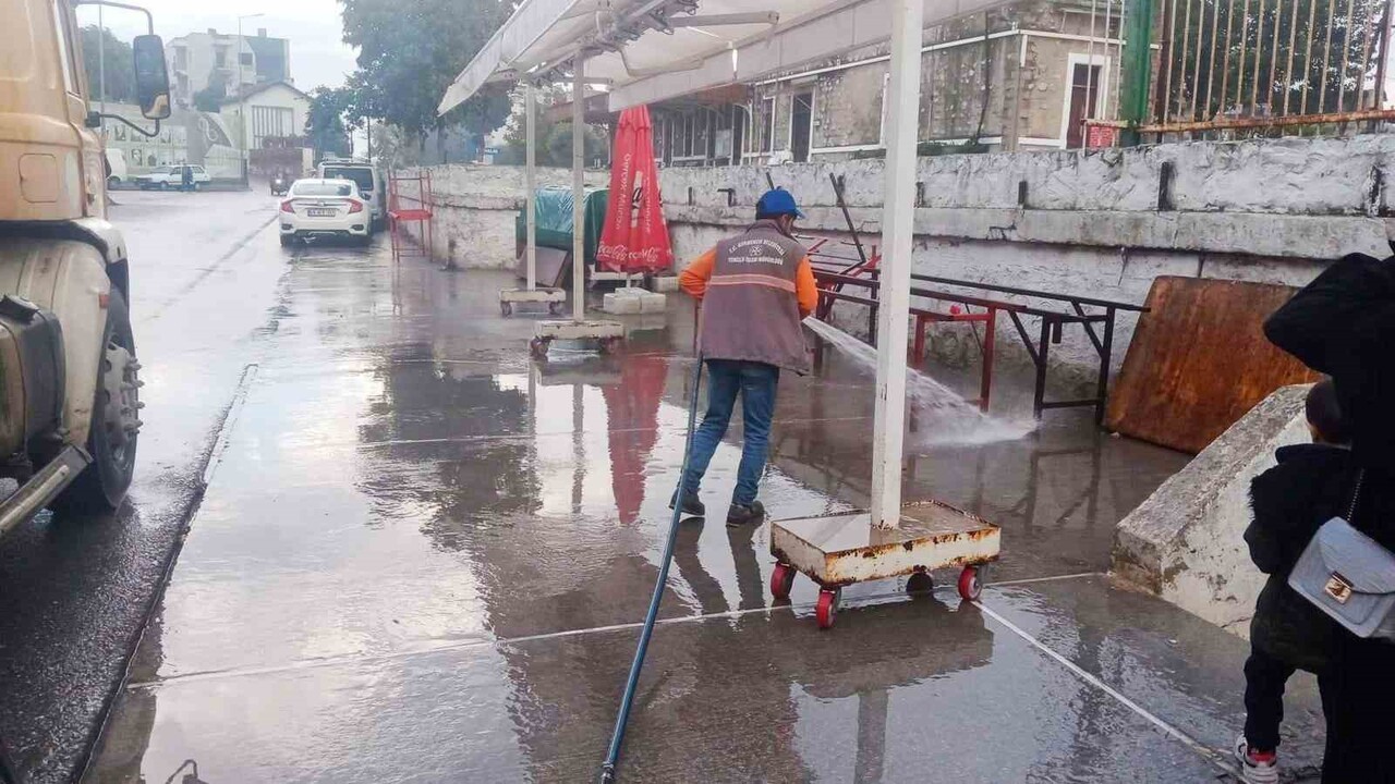 BAŞKAN BURAK ZENCİRCİ, ORTAKLAR MAHALLESİ’NDE YAPILAN KAPSAMLI TEMİZLİK ÇALIŞMALARIYLA İLGİLİ...