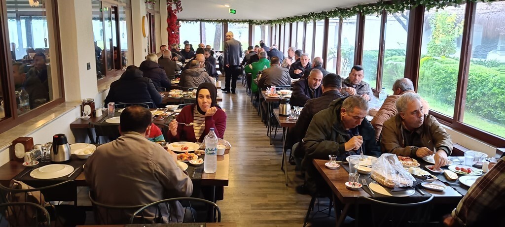 BAŞKAN ERKAN ÖZKAN, MENDERES İLÇESİNDE ESNAFLARLA BİR ARAYA GELDİ