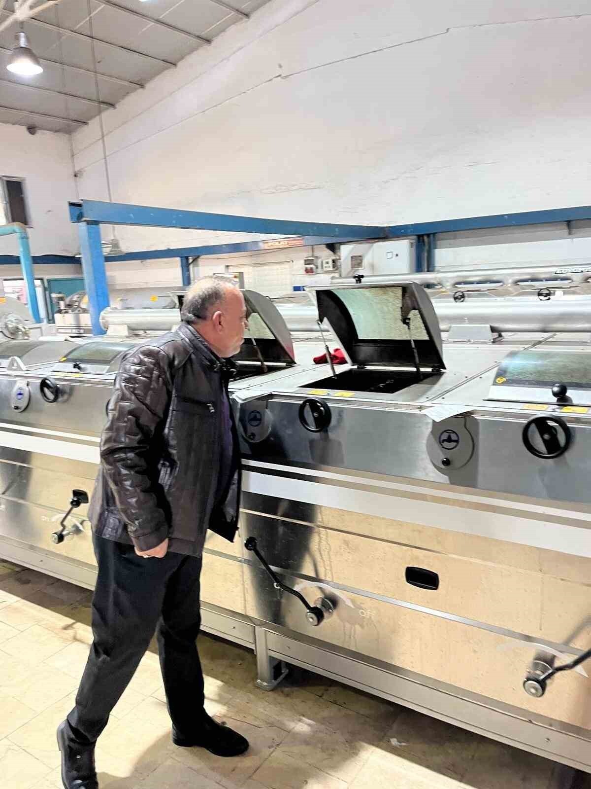 BAŞKAN ÖZEL, ZEYTİN SEZONUNDA ÜRETİCİLERLE YAĞ SIKIM TESİSİNDE BULUŞTU