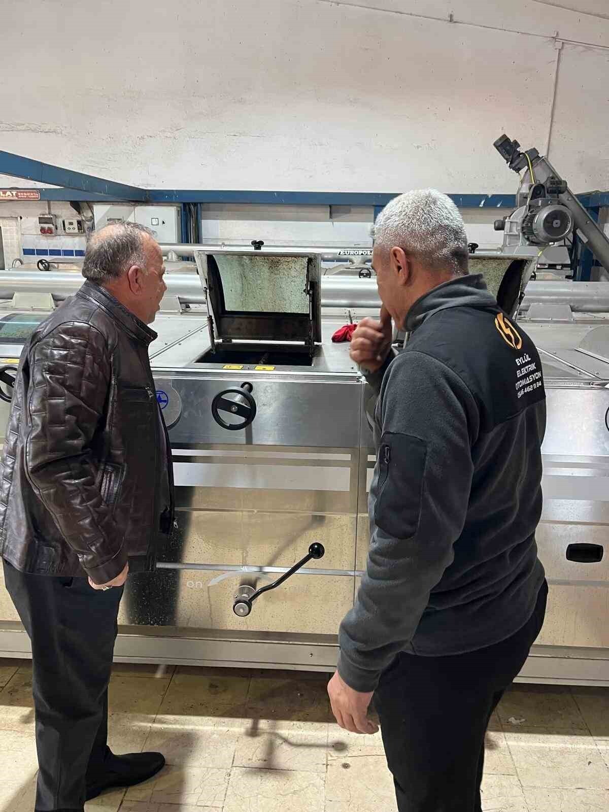 BAŞKAN ÖZEL, ZEYTİN SEZONUNDA ÜRETİCİLERLE YAĞ SIKIM TESİSİNDE BULUŞTU