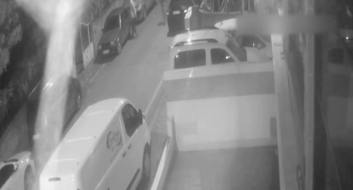 BATMAN'DA GECE KARANLIĞINDAN FAYDALANARAK PARK HALİNDEKİ OTOMOBİLİ ÇALAN İKİ KİŞİ...