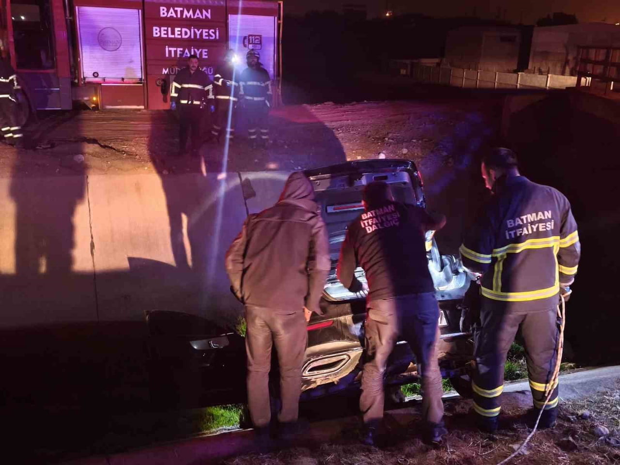 BATMAN'DA KONTROLDEN ÇIKAN OTOMOBİL SU KANALINA DÜŞTÜ