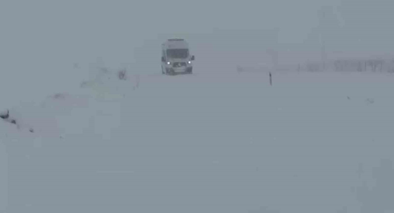 BATMAN'IN GERCÜŞ İLÇESİNDE KAR VE TİPİ NEDENİYLE YOLDA MAHSUR KALAN AMBULANS, İL ÖZEL İDARESİ...