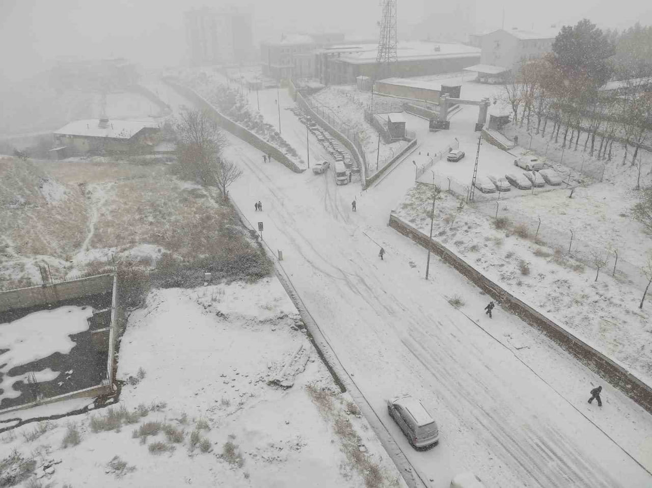 BATMAN'IN SASON İLÇESİNDE ETKİLİ OLAN KAR YAĞIŞI, BUZLANMA VE DON TEHLİKESİ NEDENİYLE EĞİTİME BİR...