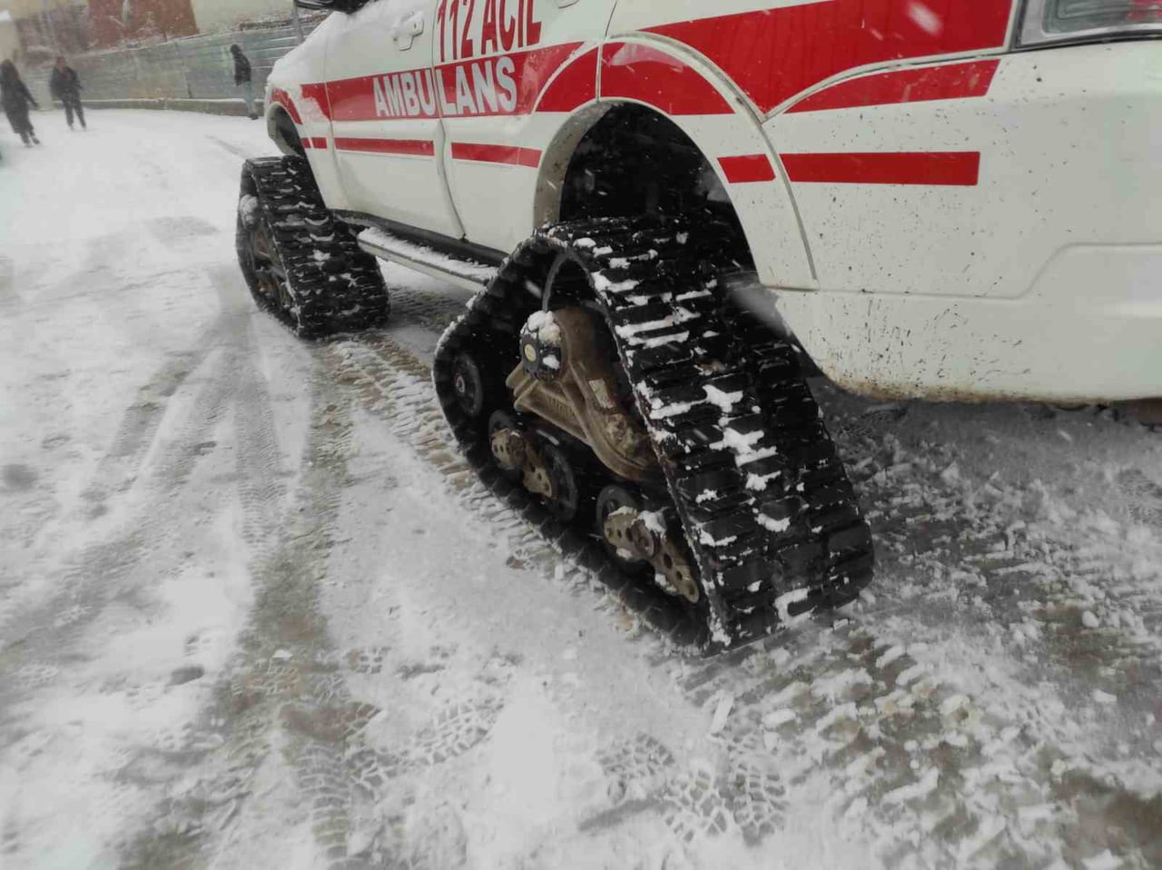 BATMAN'IN SASON İLÇESİNDE ETKİLİ OLAN YOĞUN KAR YAĞIŞI VE BUZLANMA NEDENİYLE YOLU KAPANAN KÖYDE...
