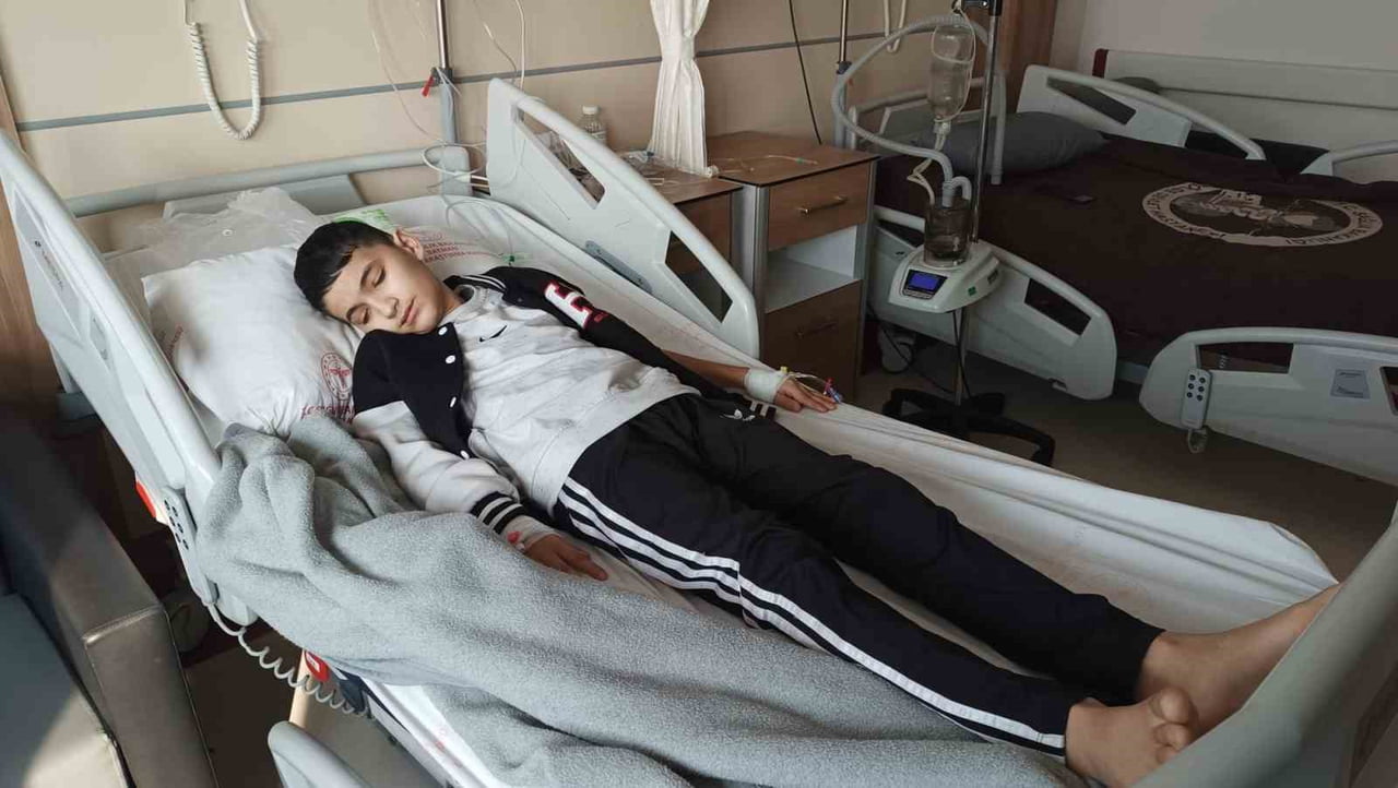 BATMAN’DA 52 GÜNDÜR DEVAM EDEN ŞİDDETLİ ÖKSÜRÜK NÖBETLERİ, 13 YAŞINDAKİ MUHAMMED EYÜP ARI’NIN...