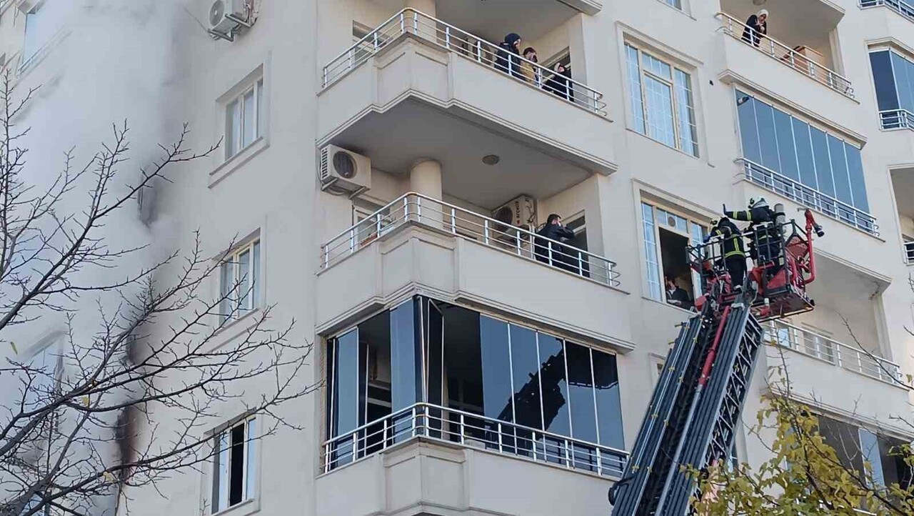 BATMAN’DA APARTMAN YANGINI, 20’DEN FAZLA KİŞİ İTFAİYE MERDİVENİYLE KURTARILDI