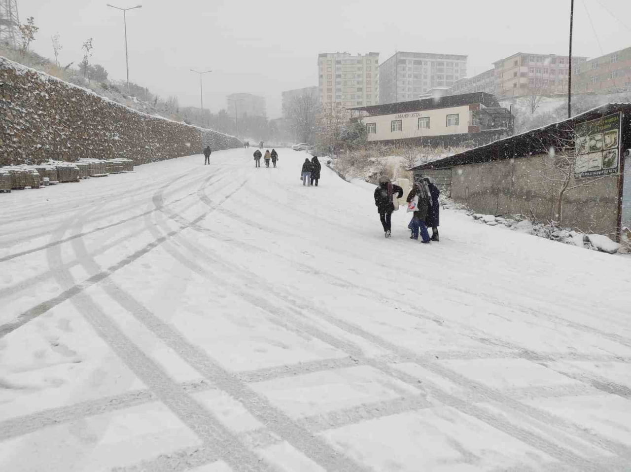BATMAN’DA ETKİLİ OLAN YOĞUN KAR YAĞIŞI, HAYATI OLUMSUZ ETKİLEDİ. İL GENELİNDE 300’ÜN ÜZERİNDE KÖY...